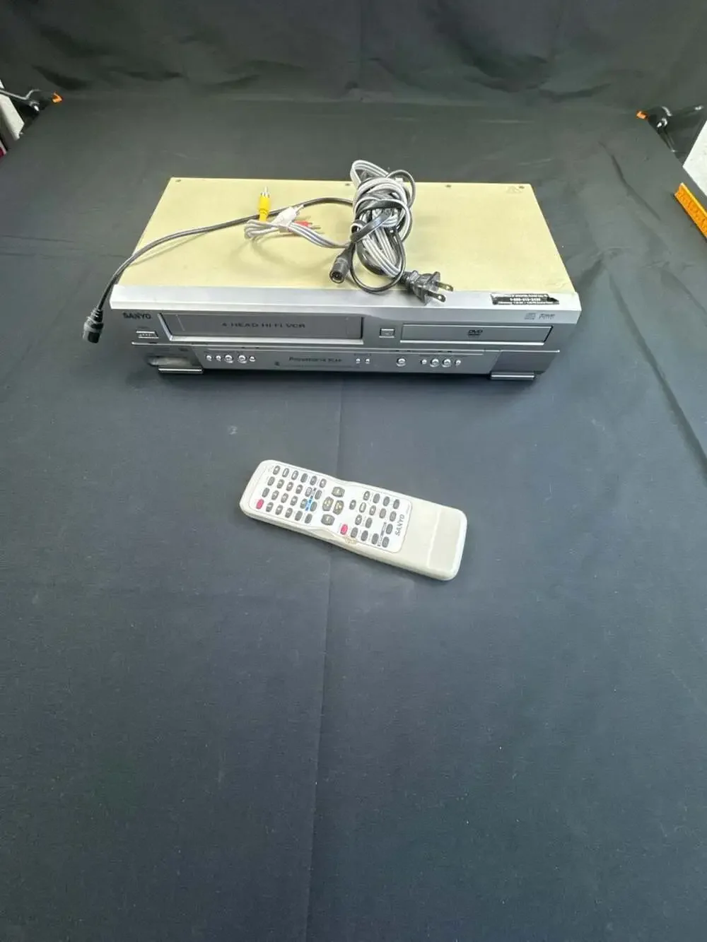 Sanyo DVW-7200 DVD Player & Video Cassette Recorder Combo with Remote